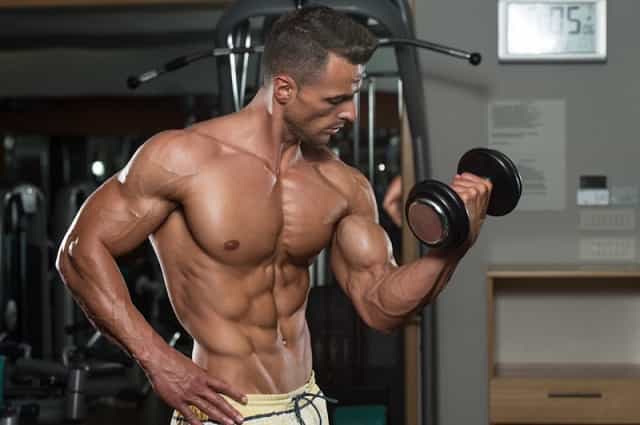 ダンベルトレーニング中の細マッチョな男性